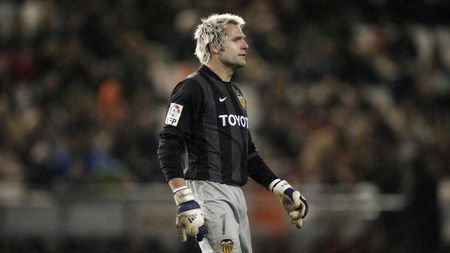 VALENCIA, SPAIN - DECEMBER 15: Santiago Canizares of Valencia reacts during the La Liga match between Valencia and Barcelona at the Mestalla Stadium on December 15, 2007 in Valencia, Spain. Barcelona won the match 3-0. (Photo by Jasper Juinen/Getty Images)