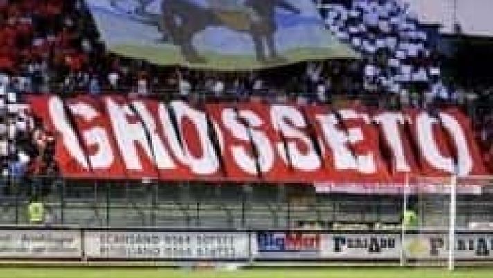 Grosseto, fumogeno, sassi e tentata aggressione all’arbitro al derby contro il Livorno: Daspo di 1 anno - immagine 1