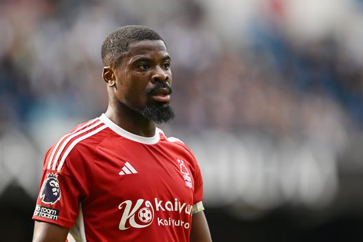 Serge Aurier con la maglia del Nottingham Forest, nel 2023 (Foto di Michael Regan/Getty Images) Serge Aurier pronto a ripartire dall’Iran: si allena con il Persepolis FC- immagine 2