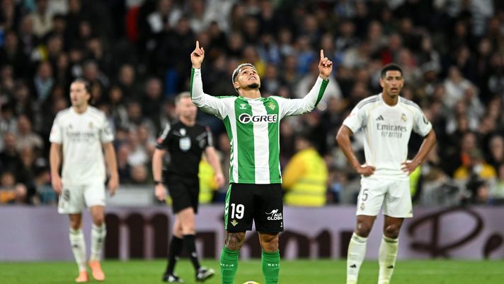 MADRID, SPAIN - JANUARY 04: Cucho Hernandez of Real Betis celebrates scoring his team's first goal during the LaLiga EA Sports match between Real Madrid CF and Real Betis Balompie at Estadio Santiago Bernabeu on January 04, 2026 in Madrid, Spain. (Photo by Denis Doyle/Getty Images) Oviedo-Betis in diretta streaming: orario, analisi del match e formazioni della Liga - immagine 1