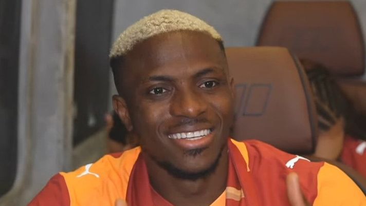 Osimhen é atterrato a Istanbul! Sorrisi e sciarpe del Galatasaray all’arrivo – LE FOTO - immagine 1