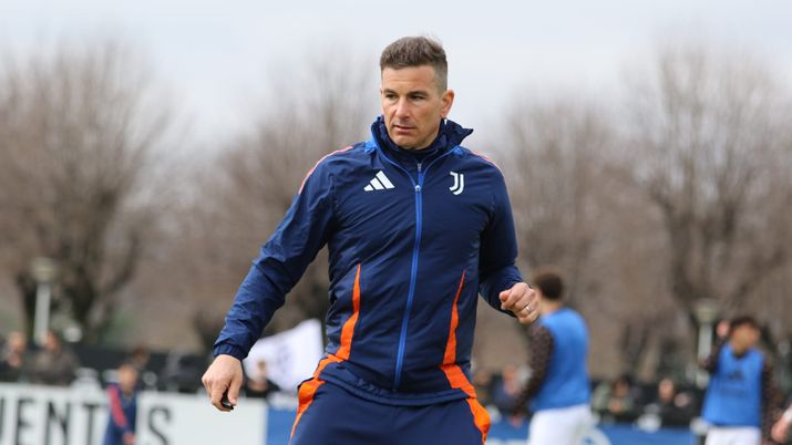 VINOVO, ITALY - MARCH 1: Simone Padoin, vice head coach of Juventus Primavera looks on during the Primavera 1 match between Juventus U20 and Torino U20 at Juventus Center on March 1, 2025 in Vinovo, Italy. Photo: Maurizio Valletta Primavera, Padoin post Juventus-Torino 1-1: “Gara combattuta, potevamo chiuderla” - immagine 1