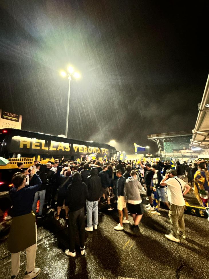 Hellas Verona Fc  Festa Hellas, in centinaia a salutare la squadra all’arrivo- immagine 2
