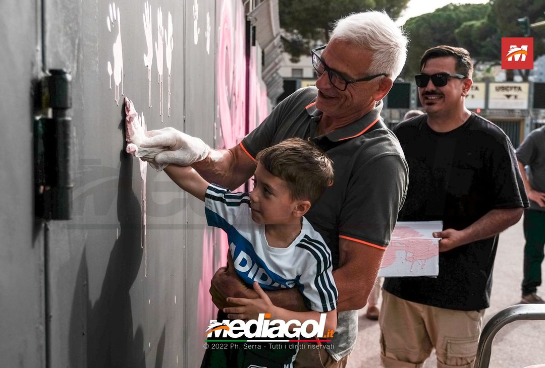 FOTO Palermo, le impronte rosa sul murales del ‘Renzo Barbera’ (Gallery) - immagine 20
