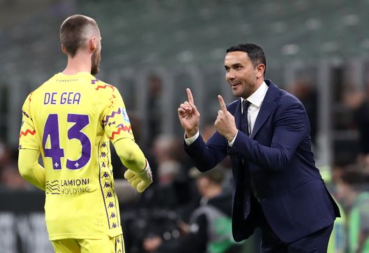 MILAN, ITALY - APRIL 05: Raffaele Palladino, Head Coach of Fiorentina, speaks with David De Gea of Fiorentina during the Serie A match between AC Milan and Fiorentina at Stadio Giuseppe Meazza on April 05, 2025 in Milan, Italy. (Photo by Marco Luzzani/Getty Images) Palladino