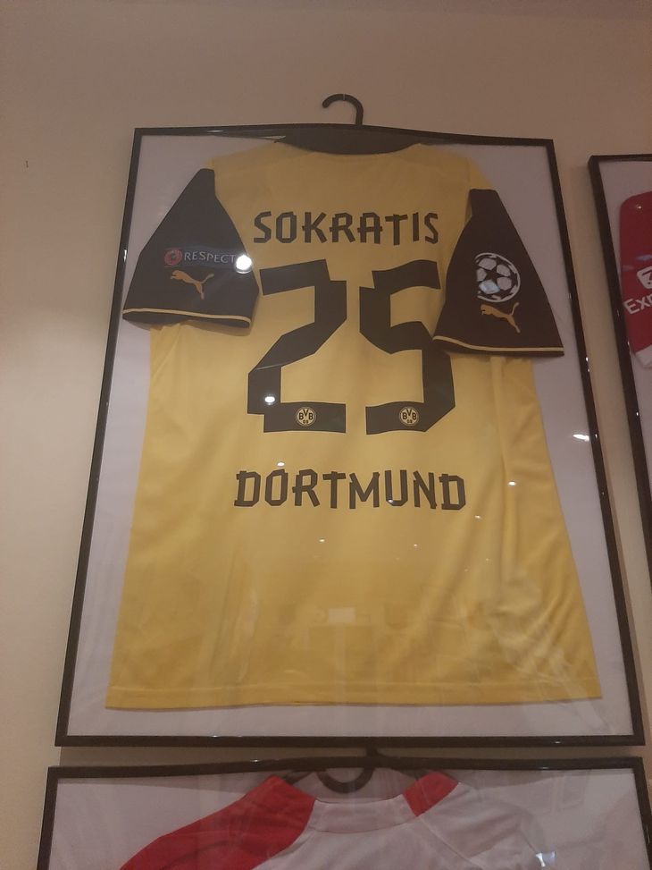 VN al museo del calcio del Pireo: Xavi, Messi e le storie del collezionista Notis- immagine 10