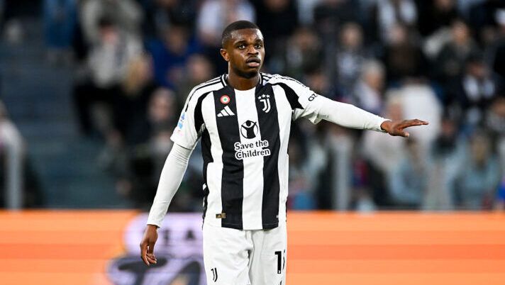 TURIN, ITALY - MARCH 29: Pierre Kalulu of Juventus gestures during the Serie A match between Juventus and Genoa at Allianz Stadium on March 29, 2025 in Turin, Italy. (Photo by Daniele Badolato - Juventus FC/Juventus FC via Getty Images) FLASH – Juve, rosso diretto per Kalulu: quante giornate rischia! E ci sono altri due squalificati - immagine 1