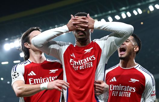 LISBONA, PORTOGALLO - 26 NOVEMBRE: Gabriel dell'Arsenal festeggia il terzo gol della sua squadra con i compagni durante la partita della Fase MD5 della UEFA Champions League 2024/25 tra Sporting Clube de Portugal e Arsenal FC all'Estadio Jose Alvalade il 26 novembre 2024 a Lisbona, Portogallo. (Foto di Carlos Rodrigues/Getty Images) Al London Stadium accade di tutto… Nel primo tempo! Finisce 2-5 tra West Ham e Arsenal- immagine 2