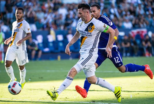 Robbie Keane, numero 7 dei Los Angeles Galaxy, segna un gol durante la partita di MLS dei Los Angeles Galaxy contro l'Orlando City SC allo StubHub Center l'11 settembre 2016 a Carson, California. I Galaxy hanno vinto la partita per 4-2 Los Angeles: le stelle europee che brillano in California- immagine 4