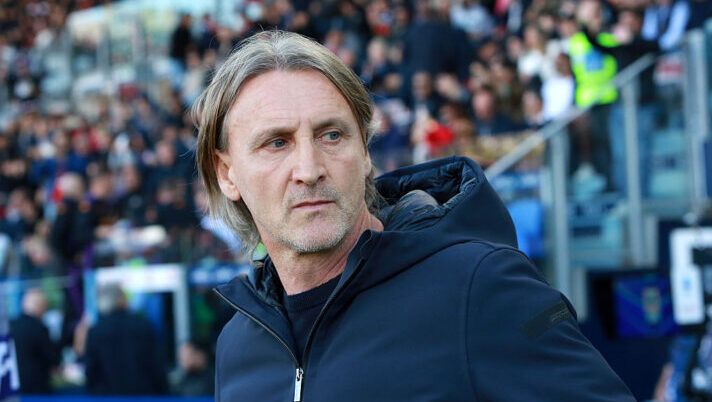 CAGLIARI, ITALY - APRIL 23: Davide Nicola coach of Cagliari looks on during the Serie A match between Cagliari and Fiorentina at Sardegna Arena on April 23, 2025 in Cagliari, Italy. (Photo by Enrico Locci/Getty Images) Nicola: “Ma fallito dove? La salvezza non è una concessione. Futuro, per me conta solo…” - immagine 1