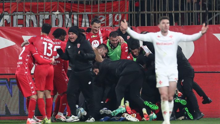 MONZA, ITALY - JANUARY 13: Daniel Maldini of AC Monza celebrates with his team-mates after scoring their team's second goal during the Serie A match between AC Monza and ACF Fiorentina at U-Power Stadium on January 13, 2025 in Monza, Italy. (Photo by Marco Luzzani/Getty Images) Serie A, Monza-Fiorentina 2-1: non basta Beltran, in gol Ciurria e Maldini - immagine 1
