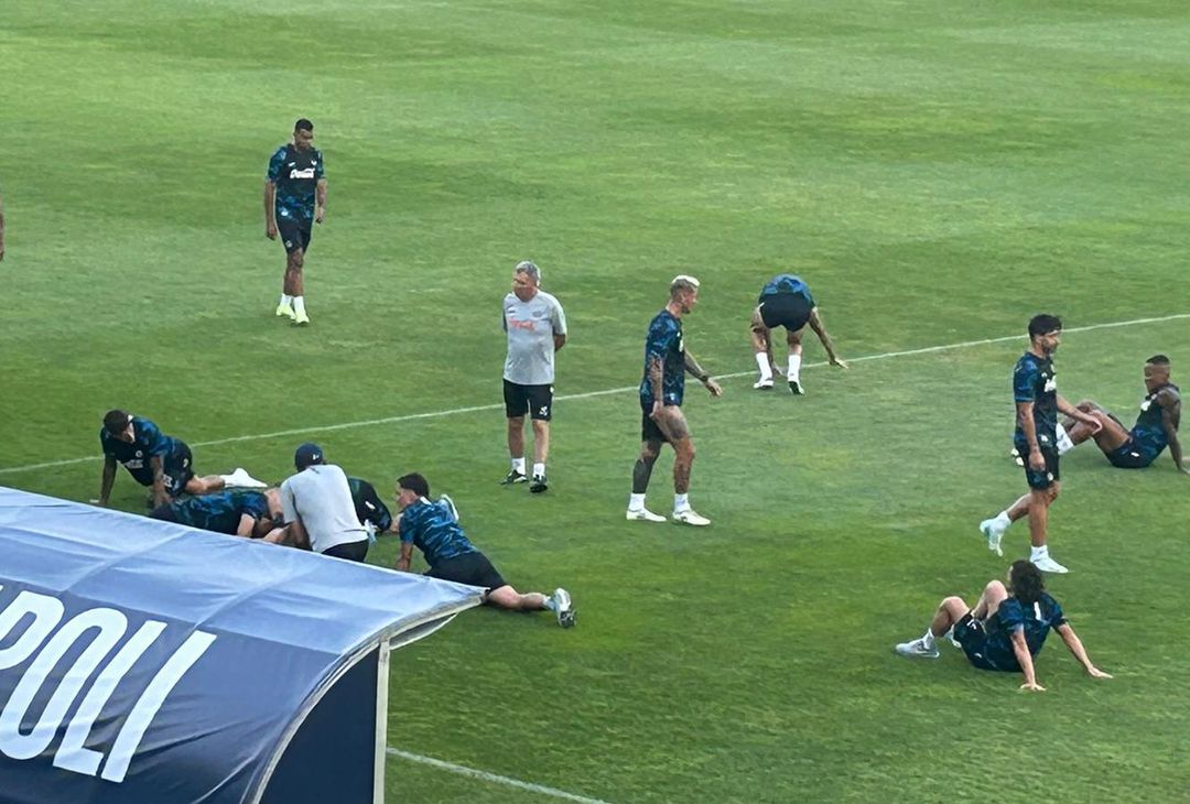 GALLERY Allenamento terminato ed ora momento stretching: calciatori sfiancati - immagine 6