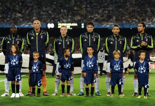 BARCELONA, SPAIN - SEPTEMBER 13: (L-R) Clarence Seedorf, Christian Abbiati, Ignazio Abate, Mark van Bommel, Gianluca Zambrotta and Alessandro Nesta of AC Milan prior to the start of the UEFA Champions League group H match between FC Barcelona and AC Milan at the Camp Nou stadium on September 13, 2011 in Barcelona, Spain. (Photo by Jasper Juinen/Getty Images) milan-barcellona-partite-importanti-storiche-champions-league-formazioni-ricordi-memories-amarcord
