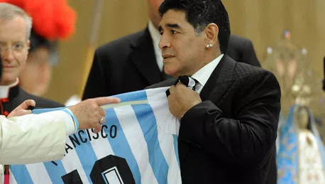 Maradona e Papa Francesco si incontrarono a Roma nel 2014 per il match internazionale per la pace
