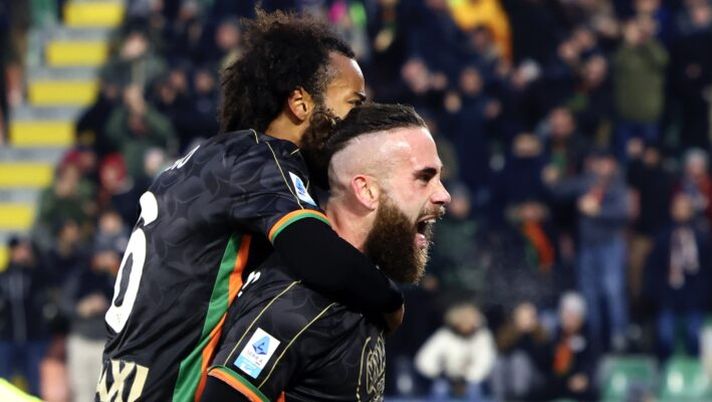 VENICE, ITALY - DECEMBER 22: Francesco Zampano of Venezia celebrates with his teammate Gianluca Busio after scoring his team's first goal during the Serie A match between Venezia and Cagliari at Stadio Pier Luigi Penzo on December 22, 2024 in Venice, Italy. (Photo by Maurizio Lagana/Getty Images) Venezia, la probabile formazione contro il Como: rientra Zampano, da Ellertsson e Busio a Fila - immagine 1