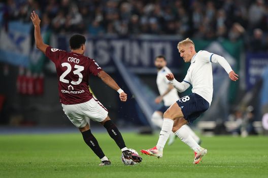 ROME, ITALY - MARCH 31: Gustav Isaksen of SS Lazio competes for the ball with Saul Coco of Torino during the Serie A match between SS Lazio and Torino at Stadio Olimpico on March 31, 2025 in Rome, Italy. (Photo by Paolo Bruno/Getty Images)