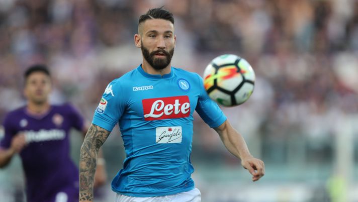 FLORENCE, ITALY - APRIL 29: Lorenzo Tonelli of SSC Napoli in action during the serie A match between ACF Fiorentina and SSC Napoli at Stadio Artemio Franchi on April 29, 2018 in Florence, Italy. (Photo by Gabriele Maltinti/Getty Images) Tonelli: “Napoli unico rammarico in carriera, ci arrivai distrutto fisicamente” - immagine 1