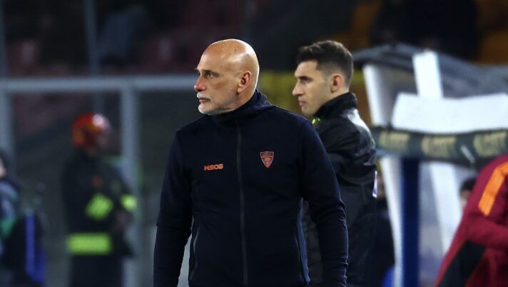 LECCE, ITALY - JANUARY 06: Second coach of US Lecce Fabrizio Del Rosso during the Serie A match between US Lecce and AS Roma at Stadio Via del Mare on January 06, 2026 in Lecce, Italy. (Photo by Maurizio Lagana/Getty Images) Vice Di Francesco: “Problema gol? È evidente! Sull’errore di Pierotti, Sottil e il mercato…” - immagine 1