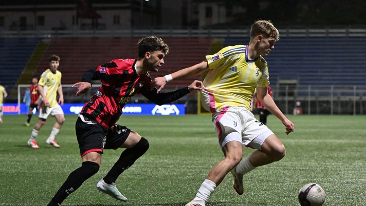 SORRENTO, ITALY - MARCH 12: David Puczka of Juventus Next Gen battles for possession with Simone Cangianiello of Sorrento duirng the Serie C match between Sorrento and Juventus Next Gen on March 12, 2025 in Sorrento, Italy. (Photo by Juventus FC/Juventus FC via Getty Images) Crotone-Sorrento, come stanno andando i campani nei match in trasferta? - immagine 1