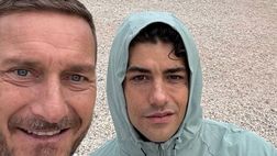 Totti e Tony Effe: sketch insieme al Circo Massimo. Spunta la frecciatina a Gualtieri