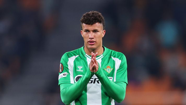 SEVILLE, SPAIN - NOVEMBER 27: Nelson Deossa of Real Betis reacts during the UEFA Europa League 2025/26 League Phase MD5 match between Real Betis Balompie and FC Utrecht at La Cartuja de Sevilla on November 27, 2025 in Seville, Spain. (Photo by Fran Santiago/Getty Images) Deossa e la figlia di Joaquin? Il giocatore torna in campo. “Speriamo la superi” - immagine 1