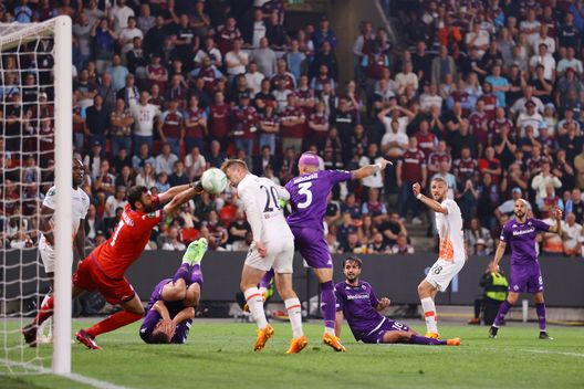 PRAGUE, CZECH REPUBLIC - JUNE 07: Tomas Soucek of West Ham United shoots during the UEFA Europa Conference League 2022/23 final match between ACF Fiorentina and West Ham United FC at Eden Arena on June 07, 2023 in Prague, Czech Republic. (Photo by Richard Heathcote/Getty Images)