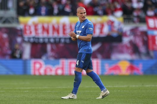 Ingenuità commessa da Ostigard in Lipsia-Hoffenheim: il difensore norvegese si fa espellere a soli 29' dal fischio d'inizio dell'incontro