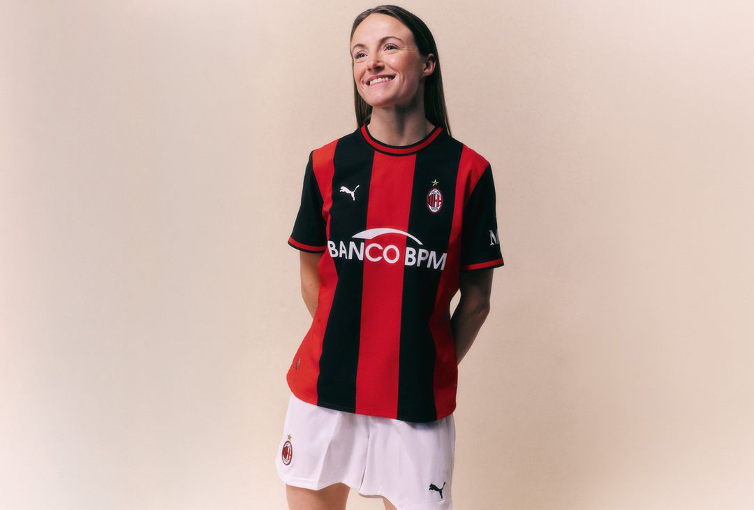 Nuova prima maglia AC Milan 2026-2027 PUMA (Fonte Milan) Nuova prima maglia AC Milan 2026-2027 PUMA (Fonte Milan)
