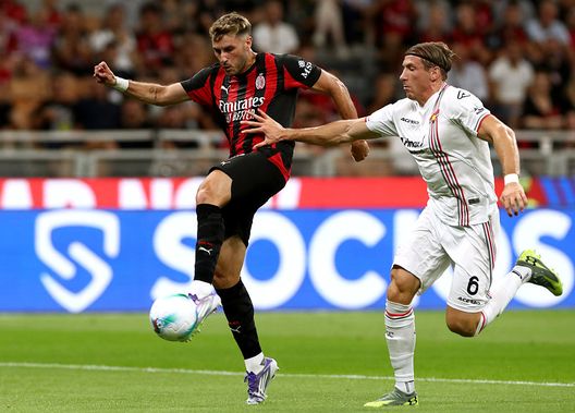 Milano, Italia - 23 agosto 2025: Santiago Giménez del Milan e Federico Baschirotto della Cremonese. (Foto di Marco Luzzani/Getty Images)