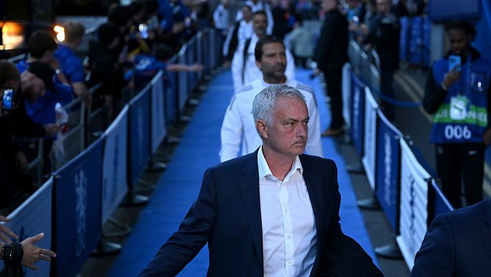 LONDON, ENGLAND - SEPTEMBER 30: Jose Mourinho, Head Coach of Benfica arrives at the stadium prior to the UEFA Champions League 2025/26 League Phase MD2 match between Chelsea FC and SL Benfica at Stamford Bridge on September 30, 2025 in London, England. (Photo by Mike Hewitt/Getty Images) Fenerbahçe, il nuovo presidente contro Mourinho: “Ha preparato male la squadra”- immagine 2
