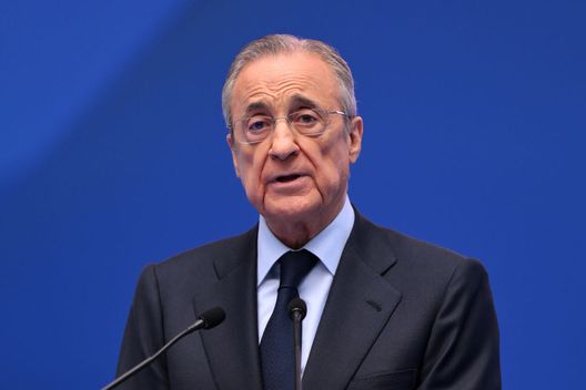Florentino Pérez Rodríguez, presidente del Real Madrid, parla durante la presentazione ufficiale del nuovo acquisto del Real Madrid, Kylian Mbappé, allo stadio Santiago Bernabéu, il 16 luglio 2024 a Madrid, Spagna.(Foto di David Ramos/Getty Images) Real Madrid, continua il periodo nero: dopo la vittoria del Benfica Florentino è sceso negli spogliatoi- immagine 2