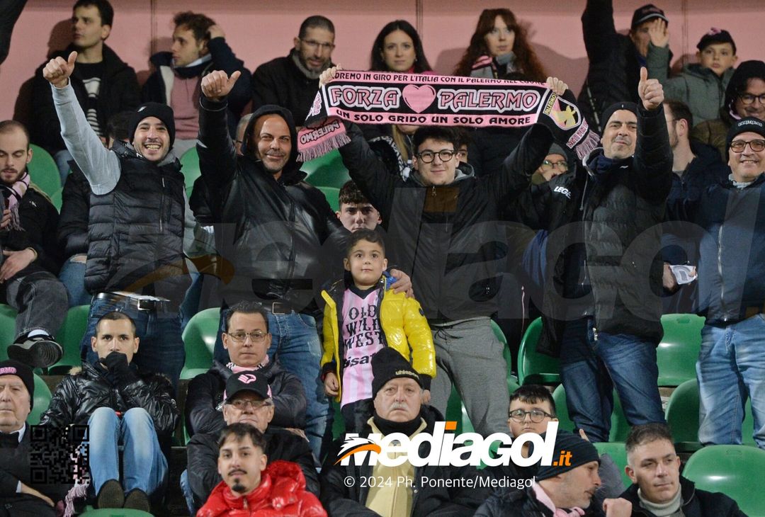 FOTOTIFO Palermo-Bari 3-0, gli scatti ai tifosi al “Renzo Barbera” (GALLERY) - immagine 24