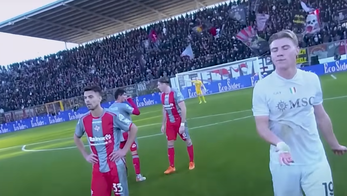 Cremonese-Napoli, la RefCam di Mariani: “Hojlund chiedi scusa, ma non a me!” – VIDEO Cremonese-Napoli, la RefCam di Mariani: “Hojlund chiedi scusa, ma non a me!” – VIDEO - immagine 1