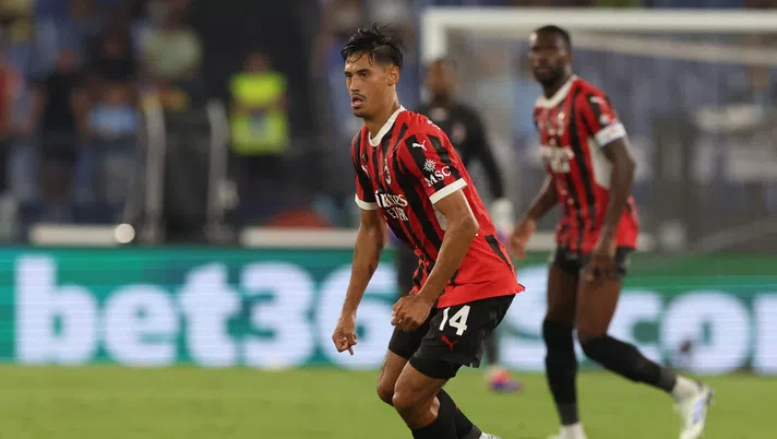 FOTO Milan, Reijnders si presenta nel ritiro dell’Olanda con la maglia di Maradona - immagine 1