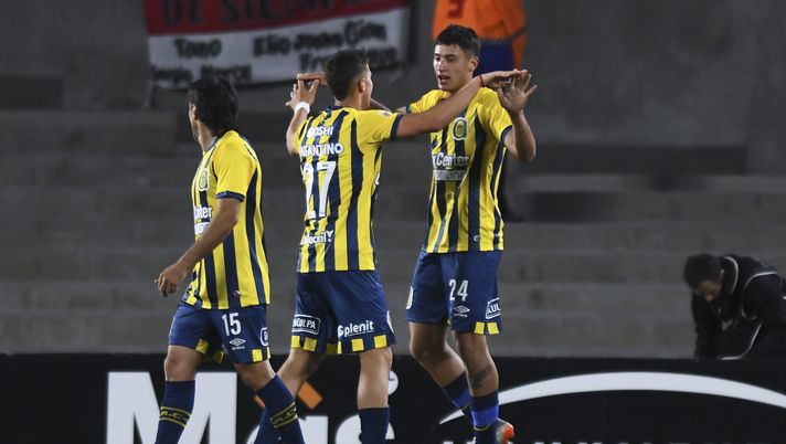BUENOS AIRES, ARGENTINA - OCTOBER 16: Alejo Veliz (R) of Rosario Central celebrates with teammate Gino Infantino of Rosario Central after scoring the first goal of his team during a match between River Plate and Rosario Central as part of Liga Profesional 2022 at Estadio Más Monumental Antonio Vespucio Liberti on October 16, 2022 in Buenos Aires, Argentina. (Photo by Rodrigo Valle/Getty Images) De Santis a VN: “Infantino con Italiano può specializzarsi. Lui e Beltran…” - immagine 1