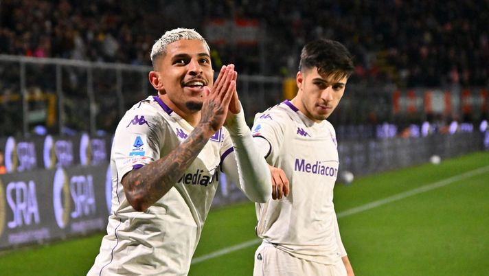 CREMONA, ITALY - MARCH 16: Dodo of ACF Fiorentina celebrates after scoring the 0-3 goal during the Serie A match between US Cremonese and ACF Fiorentina at Stadio Giovanni Zini on March 16, 2026 in Cremona, Italy. (Photo by Marco M. Mantovani/Getty Images) Parisi: “Dobbiamo salvarci!”. Dodò: “Spero Ancelotti mi stia guardando” - immagine 1