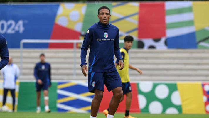 ISERLOHN, GERMANY - JUNE 21: Michael Folorunsho of Italy in action during a Italy training sessio at Hemberg-Stadion on June 21, 2024 in Iserlohn, Germany. (Photo by Claudio Villa/Getty Images for FIGC) Fiorentina, verso il Torino: da valutare Cataldi, ipotesi Folorunsho dal 1′ - immagine 1