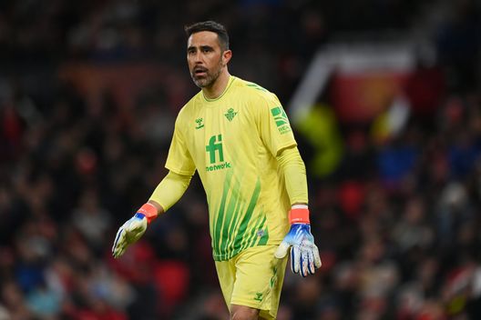 Claudio Bravo dice basta: a 41 anni il portiere cileno annuncia l’addio al calcio- immagine 3