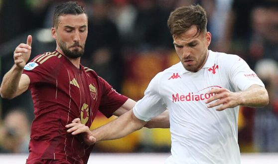 ROME, ITALY - MAY 04: Marin Pongracic of Fiorentina controls the ball whilst under pressure from Bryan Cristante of AS Roma during the Serie A match between AS Roma and Fiorentina at Stadio Olimpico on May 04, 2025 in Rome, Italy. (Photo by Paolo Bruno/Getty Images) Graziani: “La Roma non ha mai tirato. Adesso 7 punti nelle prossime tre”- immagine 2