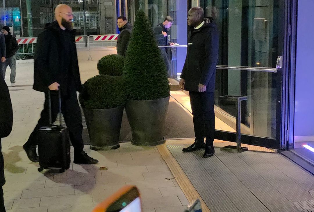 Il Napoli è da pochi minuti giunto all'hotel milanese che li ospiterà fino a domani. Ecco le foto raccolte dal prof. Bruno Siciliano all'arrivo dei campioni azzurri nel capoluogo lombardo.