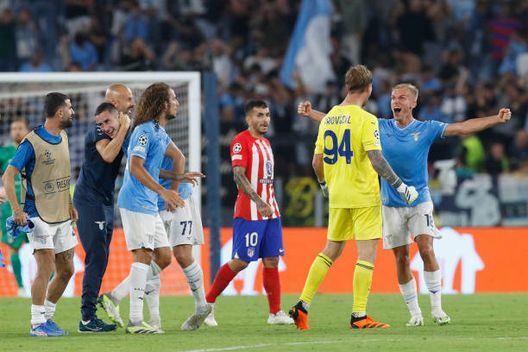 ROME, ITALY - SEPTEMBER 19: Ivan Provedel of SS Lazio celebrates with Gustav Isaksen of SS Lazio after scoring his team's first goal during the UEFA Champions League match between SS Lazio and Atletico Madrid at Stadio Olimpico on September 19, 2023 in Rome, Italy. (Photo by Matteo Ciambelli/DeFodi Images via Getty Images) Arrestati alcuni amici di Isaksen durante Lazio-Atletico: ecco il motivo- immagine 2