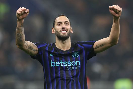 MILAN, ITALY - OCTOBER 29: Hakan Calhanoglu of FC Internazionale celebrates after scoring their team's third goal during the Serie A match between FC Internazionale and ACF Fiorentina at Giuseppe Meazza Stadium on October 29, 2025 in Milan, Italy. (Photo by Marco Luzzani/Getty Images) Atalanta Inter