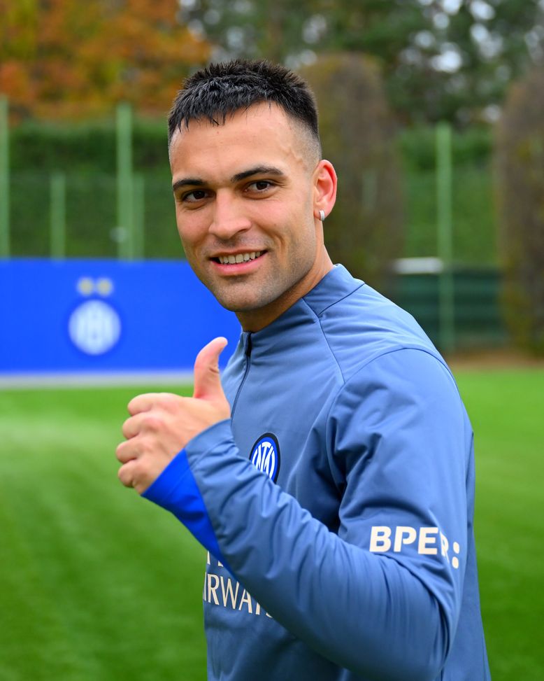 COMO, ITALY - NOVEMBER 21: Lautaro Martinez of FC Internazionale poses during the FC Internazionale training session at BPER Training Centre at Appiano Gentile on November 21, 2024 in Como, Italy. (Photo by Mattia Pistoia - Inter/Inter via Getty Images) Inter, Premio Scopigno a Marotta e Lautaro: la consegna nella Sala dei Trofei- immagine 3