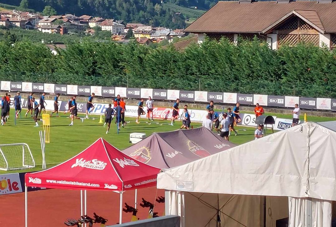 Inizia l'allenamento pomeridiano della squadra azzurra sul campo di Carciato