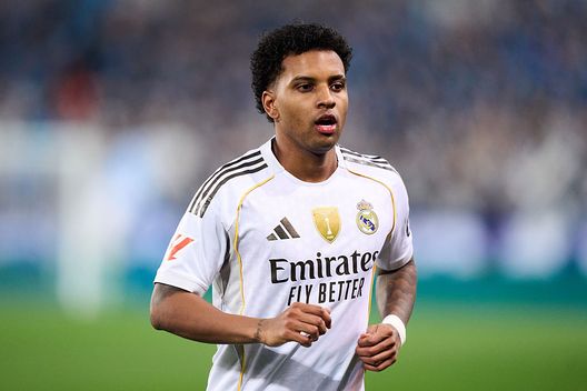 VITORIA-GASTEIZ, SPAGNA - 14 DICEMBRE: Rodrygo Goes del Real Madrid guarda durante la partita LaLiga EA Sports tra Deportivo Alaves e Real Madrid CF all'Estadio de Mendizorroza il 14 dicembre 2025 a Vitoria-Gasteiz, Spagna. (Foto di Juan Manuel Serrano Arce/Getty Images) Rodrygo crociato