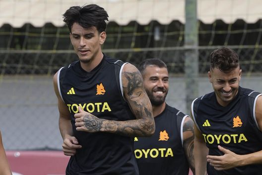 ROME, ITALY - AUGUST 04: AS Roma player Roger Ibanez during training session at Centro Sportivo Fulvio Bernardini on August 04, 2023 in Rome, Italy. (Photo by Luciano Rossi/AS Roma via Getty Images) Alla Roma arrivano i soldi per Beltran: ufficializzata una cessione- immagine 2