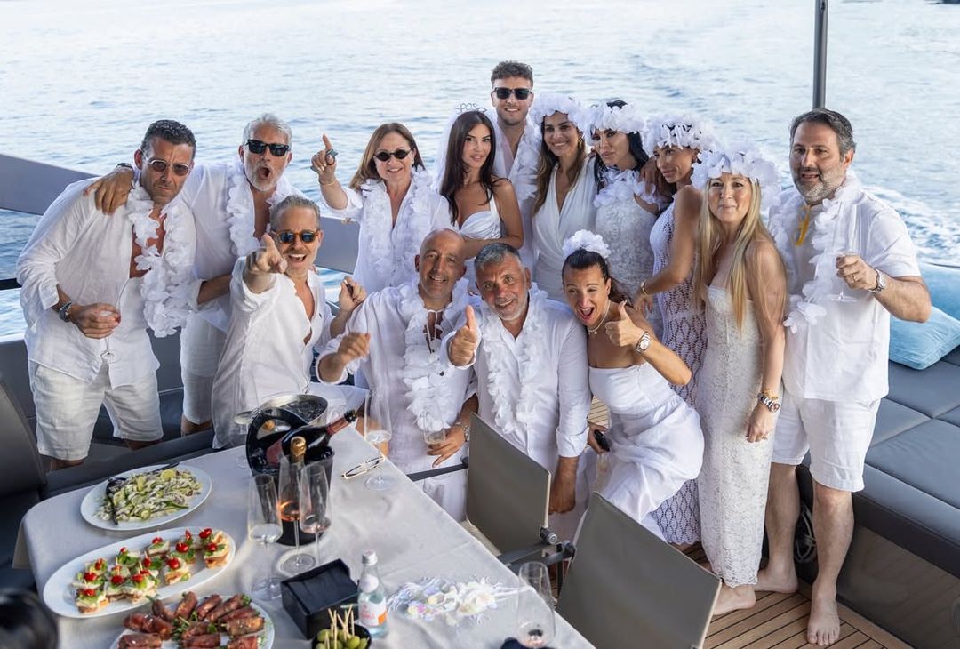Vacanze siciliane per Rrahmani: barca, mare e la proposta di matrimonio – LA GALLERY - immagine 4