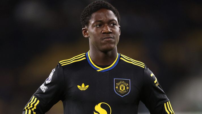 WOLVERHAMPTON, ENGLAND - DECEMBER 08: Kobbie Mainoo of Manchester United during the Premier League match between Wolverhampton Wanderers and Manchester United at Molineux on December 08, 2025 in Wolverhampton, England. (Photo by Alex Pantling/Getty Images) Mainoo, nuovi contatti tra il Napoli e gli agenti: la formula dell’affare - immagine 1