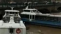 Maltempo, a Torino due battelli si schiantano contro il ponte
