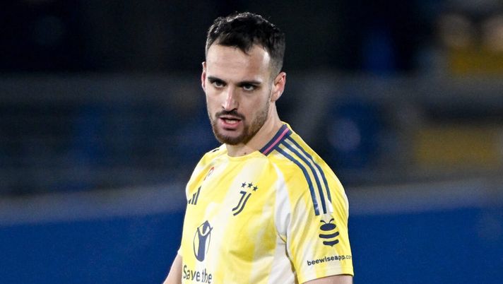 COMO, ITALY - FEBRUARY 7: Federico Gatti of Juventus during the Serie A match between Como and Juventus at Stadio G. Sinigaglia on February 7, 2025 in Como, Italy. (Photo by Daniele Badolato - Juventus FC/Juventus FC via Getty Images) Fabregas attacca: “Rigore netto”. Gatti replica: “Se lo danno smetto di giocare, strano che Cesc…” - immagine 1